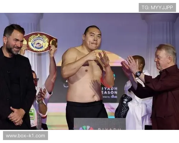 张志磊在家练拳把地板砸穿了，物业上门要赔三万