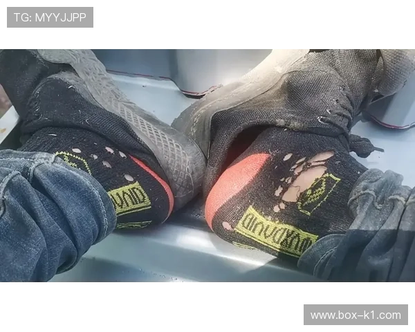 维纳斯穿的运动鞋比我半年工资还贵，我连袜子都买不起啊