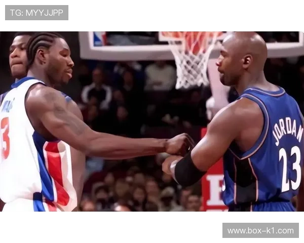 华莱士内线强攻制造错位，提升球队篮板掌控力对比昔日角色变化明显